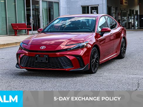 Used 2025 Toyota Camry SE image 4