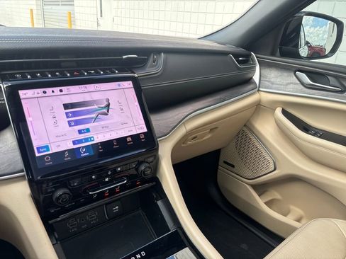 Used 2024 Jeep Grand Cherokee Limited w/ Luxury Tech Group II image 14