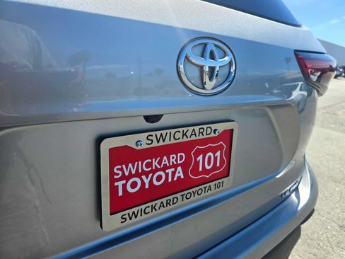 Used 2022 Toyota Highlander LE AWD/4WD image 13