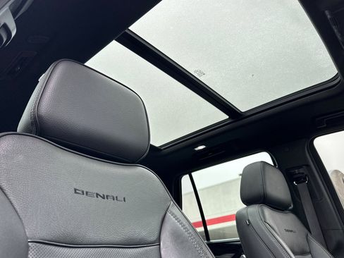 Used 2021 GMC Yukon Denali w/ Advanced Technology Package image 18