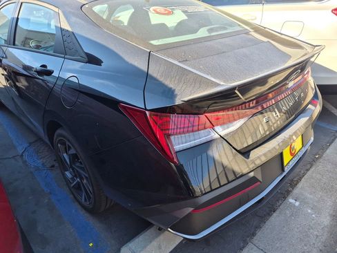 Used 2025 Hyundai Elantra SEL image 4