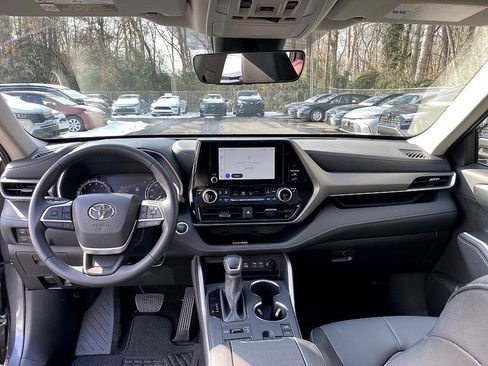 Certified 2025 Toyota Highlander XLE image 19