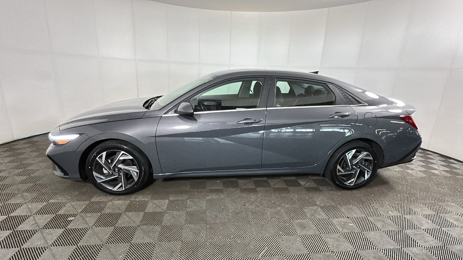 Used 2024 Hyundai Elantra SEL w/ Convenience Package FWD image 7