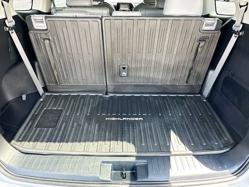 Used 2022 Toyota Highlander XLE AWD/4WD image 33
