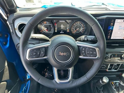Used 2025 Jeep Wrangler Unlimited Sahara AWD/4WD image 15