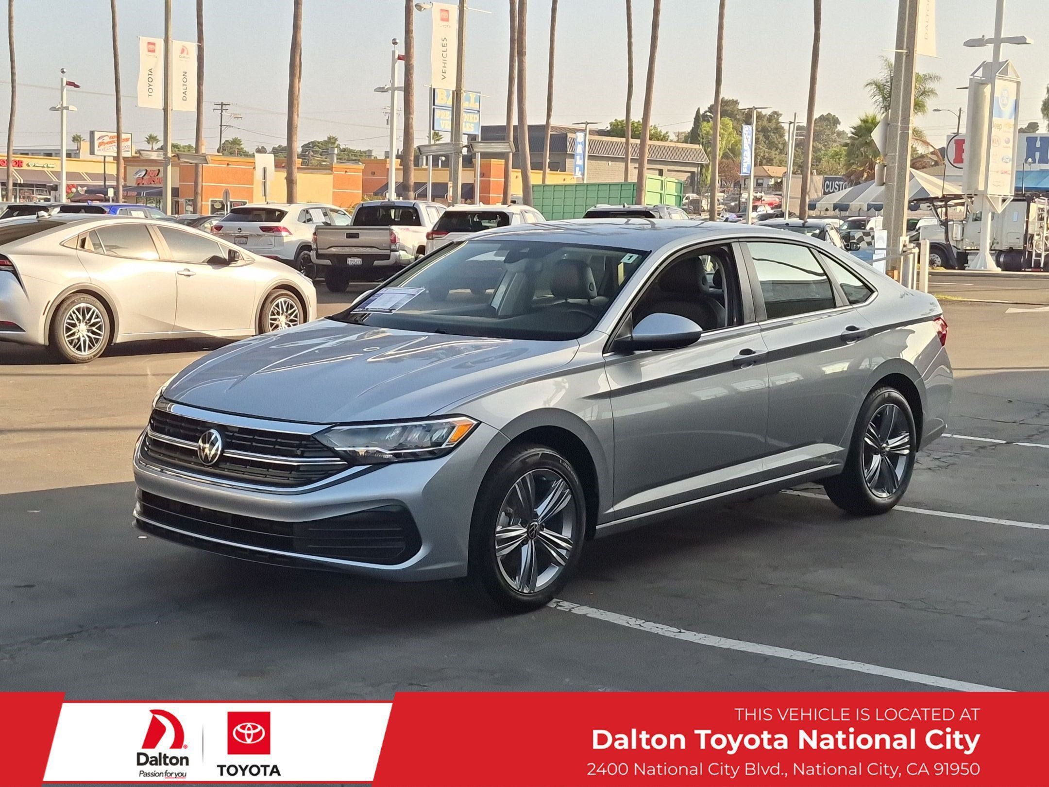 Used 2024 Volkswagen Jetta SE FWD image 1