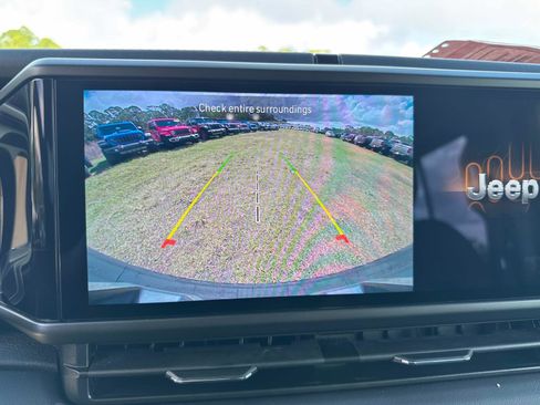 Used 2025 Jeep Wrangler Sahara image 23