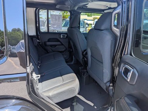 Used 2026 Jeep Wrangler Unlimited Sahara AWD/4WD image 36
