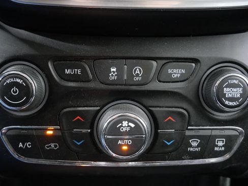 Used 2022 Jeep Cherokee Trailhawk AWD/4WD image 18
