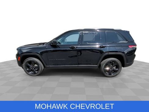 Used 2023 Jeep Grand Cherokee Altitude AWD/4WD image 5