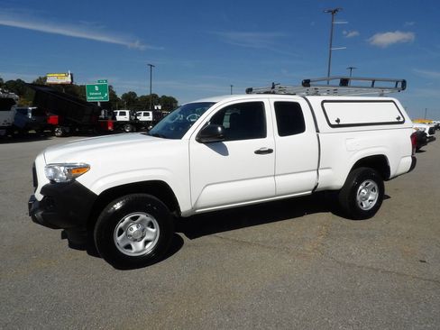 Used 2022 Toyota Tacoma SR image 3