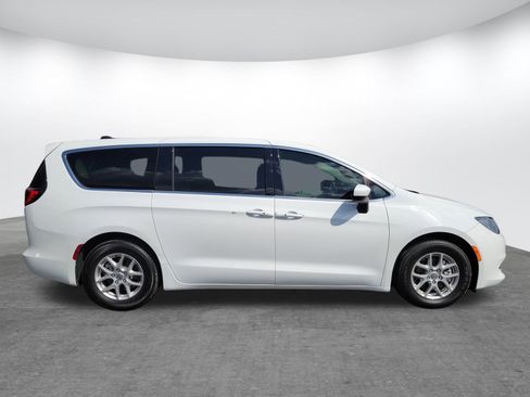 Used 2022 Chrysler Voyager LX image 22