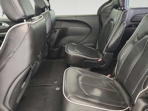 Used 2025 Chrysler Pacifica Limited FWD image 26