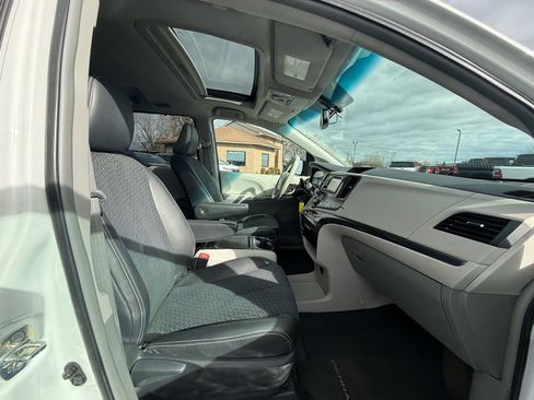 Used 2014 Toyota Sienna SE image 26