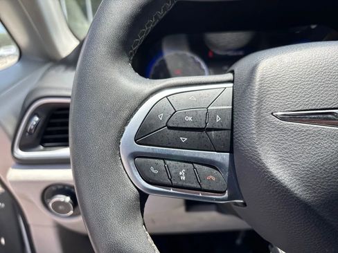 Used 2023 Chrysler Pacifica Touring-L FWD image 17