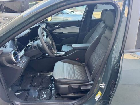 Used 2025 Chevrolet Trax LT image 27