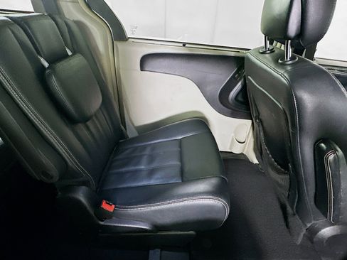 Used 2015 Chrysler Town & Country Touring FWD image 10