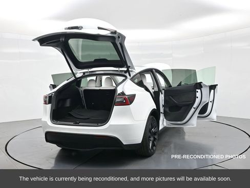Used 2022 Tesla Model Y Long Range image 38