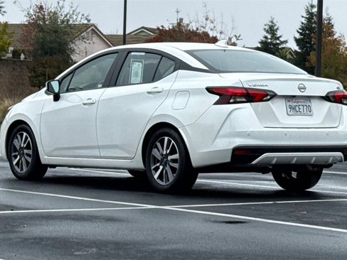 Used 2023 Nissan Versa SV image 3