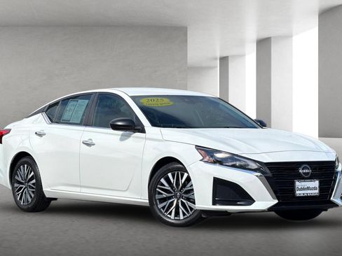 Used 2025 Nissan Altima 2.5 SV FWD image 2