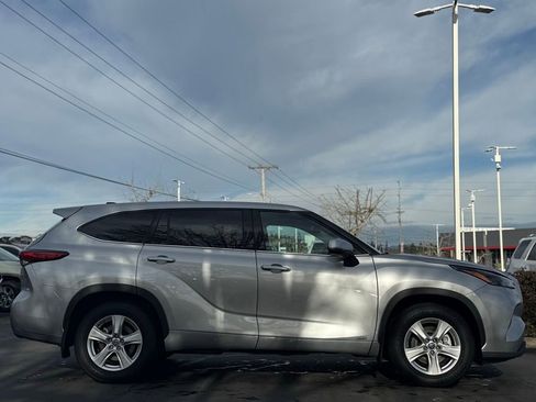 Used 2022 Toyota Highlander LE image 6