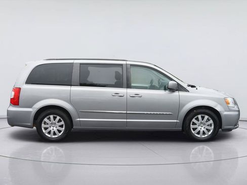 Used 2016 Chrysler Town & Country Touring FWD image 5