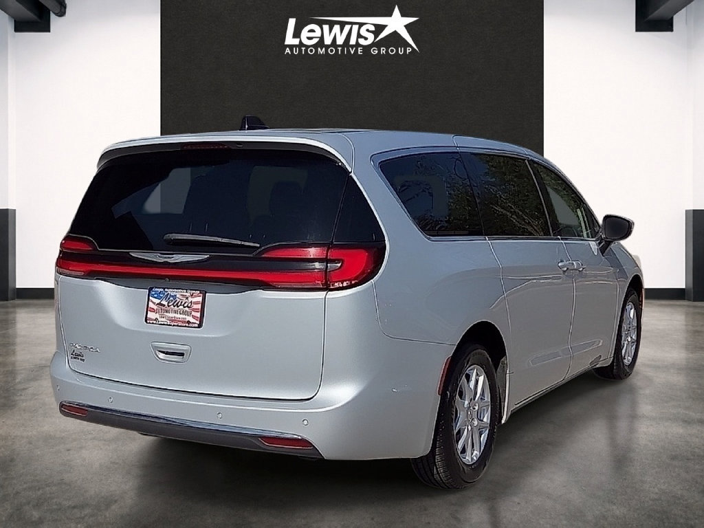 Used 2023 Chrysler Pacifica Touring-L FWD image 4