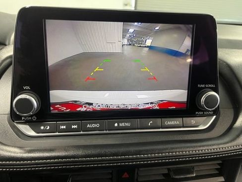 Used 2024 Nissan Rogue S FWD image 29