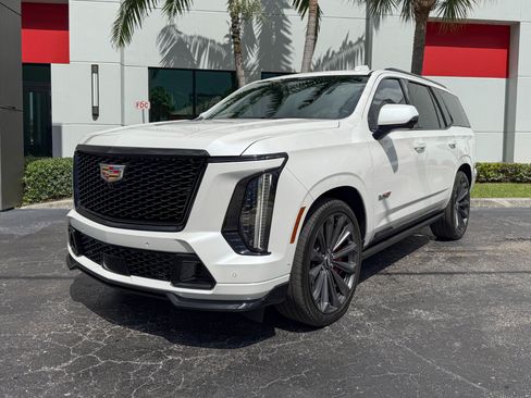 Used 2025 Cadillac Escalade V AWD/4WD image 7