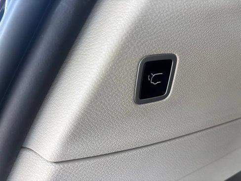 Used 2023 Chrysler Pacifica Touring-L FWD image 40