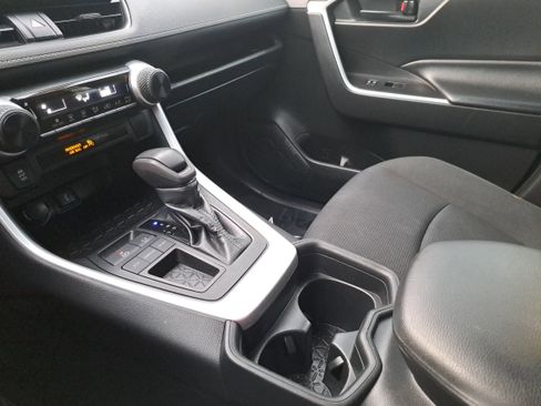 Used 2020 Toyota RAV4 LE image 23