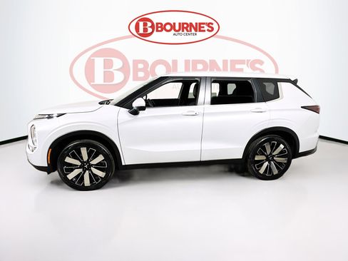 Used 2025 Mitsubishi Outlander SE image 8