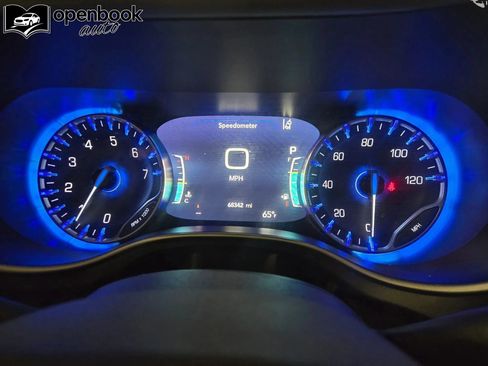Used 2023 Chrysler Pacifica Touring-L FWD image 11