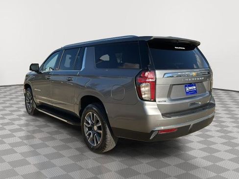 Used 2022 Chevrolet Suburban LT w/ LT Signature Package image 3