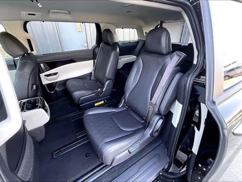 Used 2024 Kia Carnival EX FWD image 25