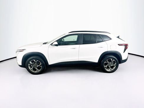 Used 2025 Chevrolet Trax LT w/ LT Convenience Package FWD image 4