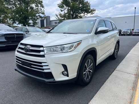 Used 2018 Toyota Highlander XLE AWD/4WD image 3