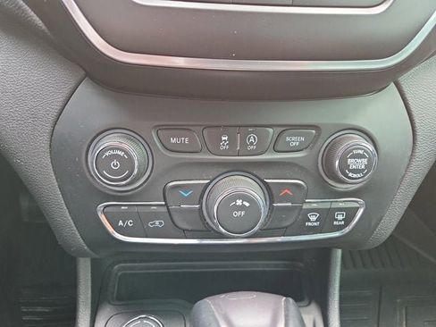 Used 2019 Jeep Cherokee Latitude Plus AWD/4WD image 17