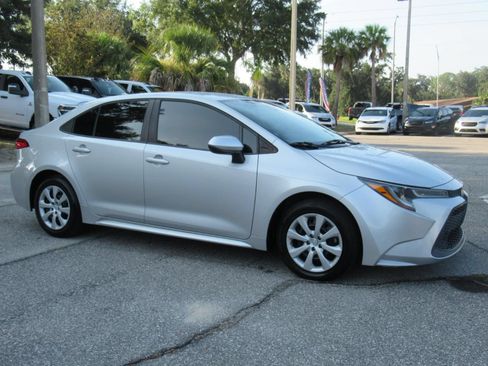 Used 2022 Toyota Corolla LE FWD image 2