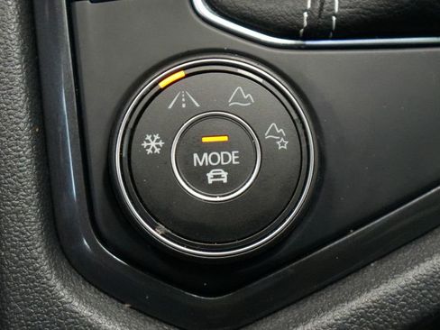 Used 2022 Volkswagen Tiguan SEL R-Line image 36