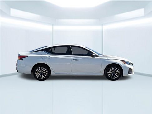 Used 2025 Nissan Altima 2.5 SV FWD image 8