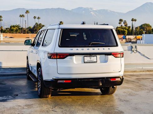 Used 2024 Jeep Wagoneer Series II w/ Flexible Seating Group image 7