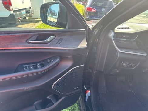 Used 2024 Jeep Grand Cherokee Limited w/ Trailer Tow Package AWD/4WD image 17