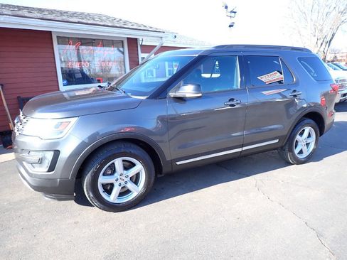 Used 2016 Ford Explorer XLT w/ Equipment Group 202A image 3