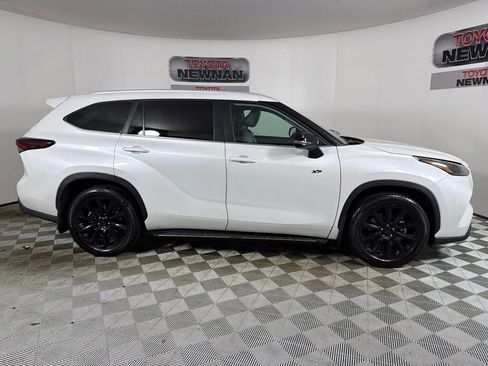 Used 2024 Toyota Highlander XLE image 3