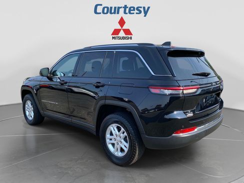 Used 2023 Jeep Grand Cherokee Laredo AWD/4WD image 3