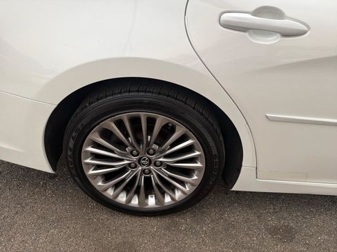 Used 2019 Toyota Avalon Limited w/ All Weather Liner Package FWD image 5