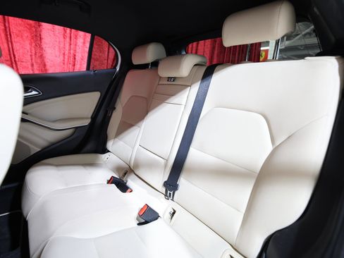 Used 2019 Mercedes-Benz GLA 250 image 14