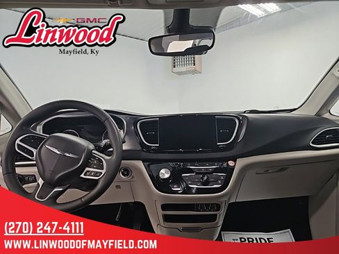 Used 2024 Chrysler Pacifica Touring-L image 14