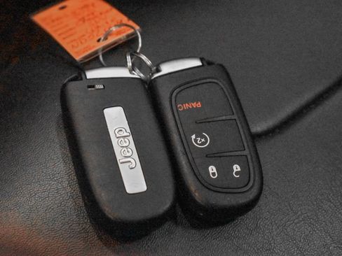 Used 2022 Jeep Cherokee Trailhawk image 25